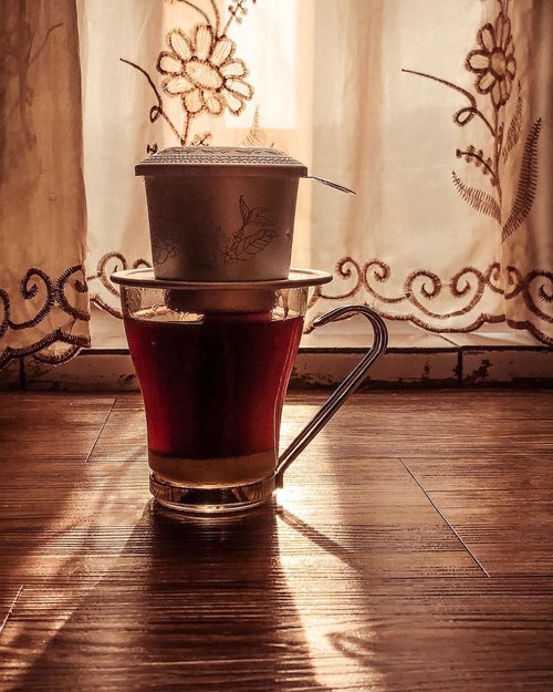 Sobat shadow di akhir weekend yang tinggal beberapa jam lagi. Besok udah Senin. Hffft......#coffee #caffeine #addiction #latte #vietnamdrip #shotoniphone #quite #shadow #sunday #evening #clozetteid