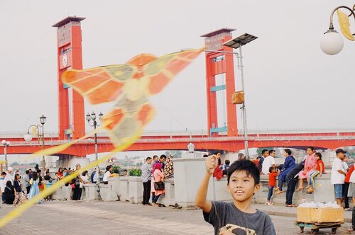 This boy and his kite. His very first experience play with kite.
.
Sebagaimana anak Jakarta yang jarang beraktifitas di luar ruangan kecuali renang dan main bola di sekolahan, Vio belum pernah main layangan. Pas kemaren jalan ke BKB liat ada tukang jual layangan, dia pengen. Ya udah lah ya dibeliin. Ga mahal ini. 😂 Lalu heboh lah anaknya main layangan. 😂
.
The other side of the story, lapak yang jual layangan ini tadinya sepi. Ga ada yang beli. Noleh juga ngga ke bapak yang jualannya. Tapi gara-gara Vio mainnya heboh dan seru sendiri, lalu mendadak bapaknya diserbu pembeli. Lumayan lah lalu 5 layangan lagi setelah Vio beli. 😂 Lalu mendadak banyak layangan di udara dan bocahnya senang karena sudah memberikan rejeki buat Bapak jual layangan. 😆
.
.
.
.
.
#boy #kids #kiddos #kite #play #afternoon #ampera #bridge #palembang #travel #travelgram #instatravel #blogger #sonyalpha #vsco #whpcolorplay #whpontheroad #clozetteid #instadaily #instagood