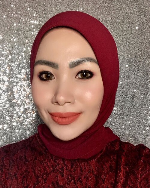 Sering liat postingan temen2 online yg makeup-an pada cantik2 banget... Aku jadi latah pengen dandan maksimal alias medok 😂.Product used:- Primer: @lauramercier - Foundie: @maybelline Superstay- Powder: @chanelofficial Universelle - Contour & Highlight: #facerecipe - Eyeshadow: @beautycreations.cosmetics - Eyeliner: @lakmemakeup Kajal Deep Black- Mascara: @maybelline Push Up Drama- Blush: @etudehouseofficial - Lipstick: @lookecosmetics Irene- Softlens: Exoticon.Ternyata capek kaksist kalo makeup-an menor begini 🤦🏻‍♀️😅 aku cocoknya pake sunblock, lipen, n eyeliner doang 😂...#selfportrait #makeuplooks #blogger #momblogger #bloggerperempuan #emakblogger #clozetteid #makeup