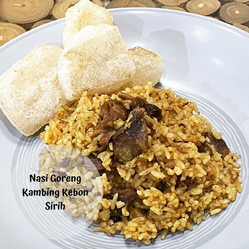 Kangen salah satu street food legend di Jakarta, dijadiin breakfast aja deh 😁.Nasi Goreng Kebon Sirih (5 porsi)Bahan-bahan: - Daging kambing 300gr- Nasi Putih 4piring- 5cm kayu manis (geprek)- Air santan 100mlBumbu halus:- Bawang merah 10butir- Bawang putih 5butir- 1/2 sdt adas- 1/2 sdt jinten- 1sdm ketumbar bubuk- 1sdt lada putih- 6bh cengkeh- 3bh kapulaga- 1sdm bubuk kariCara membuat:- tumis kayumanis dan bumbu halus- masukan daging kambing, aduk sampai rata.- masukan air santan, tambahkan garam dan gula. Aduk hingga kuah mengental.- masukan nasi putih dan kecap, aduk hingga merata. Koreksi rasa, aduk lagi sampai nasi agak mengering.- Done 😄.Note: - daging kambingnya aku presto dulu supaya empuk, air kaldunya aku campur santan karena bikin rasa nasi goreng lebih gurih 😊- karena ngga doyan acar, aku ganti rambak sapi 😆...#monday #mondaymood #cooking #cookingathome #cookingwithlove #blogger #momblogger #lifestyleblogger #clozetteid