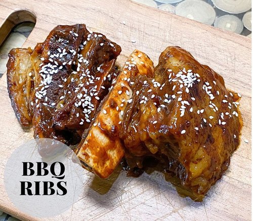 #weekend well spent with this (simple) BBQ Ribs 😄.How to cook:- Cover the ribs with instant BBQ seasoning (I use @delmonteindonesia ) and put it into the pressure cooker.  Add 2 tbs of Apple Vinegar and 1 liter of water. Cook for 50 minutes.- After the ribs are cooked and tender, separate the oil.-  Make BBQ sauce. Mix ribs oil with instant BBQ seasoning, add 2 tbs of honey and a pinch of salt. Stir until it blends and thickens- Cover the ribs with BBQ Sauce, grill the ribs until caramelized.- Sprinkle with sesame .DONE and enjoy 😊...#cooking #cookingathome #cookingwithlove #cookingmama #simplerecipe #weekendvibes #weekendmood #blogger #momblogger #lifestyleblogger #clozetteid