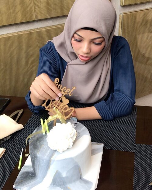 You already 17 years old kakak @dhriaishvariya ... how time flies 😏
.
Happy birthday Kakak...semoga selalu berakhlak baik, murah rezeki, dan selalu bahagia dalam hidupmu 😘😘😘
.
Mami selalu berdoa agar Allah SWT selalu memberkahi dan melindungimu kapanpun dan dimanapun kamu berada 🙏

Thanks @kuker.hut for the cake ☺️
.
.
.
#birthdaygirl #sweetseventeen #sundayfunday #sundayvibes #daughter #blogger #momblogger #bloggerruangtunggu #clozetteid