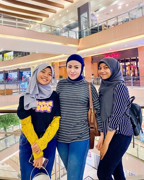 Gadis2ku.... 🥰🥰.Punya 2 gadis remaja itu memang ngeri2 syedap yes 😏 apalagi dengan pergaulan remaja jaman now 🙄.Aku yg dulunya dapat didikan dari ibuku yg kolonial mesti menjelma jadi ibu2 millenial demi menghadapi mereka yg dalam masa pubertas ini... 🤦🏻‍♀️.Untuk kisah lengkapnya sudah kutulis disini 👇👇👇 https://irendaily.id/ciri-remaja-puber-dan-cara-menghadapinya/(Link in bio)Monggo mampir, barangkali ada yg punya pengalaman yg sama denganku 😊...#daughters #motheranddaughters #meandmygirls #momslife #blogger #momblogger #clozetteid