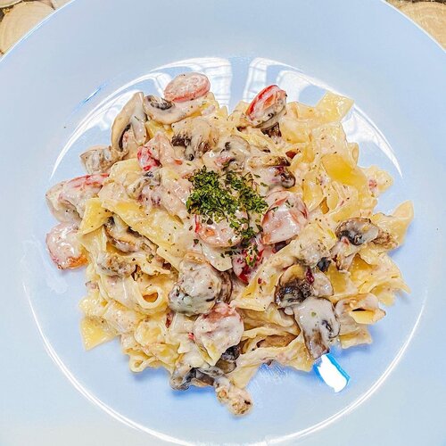 The best pictures i could take 😆.Im craving for pasta, so i make simple Creamy Fettuccine....Prepare:1. fettucinne2. chopped onions & garlic3. beef frankfurter, corned beef, & sliced champignon mushrooms.4. cooking cream (or plain UHT milk) & grated cheddar cheese.5. parsley, oregano, salt, & black pepper..How to make:1. boil fettuccine, add 2 tsp oil n pinch of salt until al dente then drain.2. saute onions & garlic until fragrant then add beef frankfurter, corned beef, sliced ​​mushrooms.3. add cooking cream & cheddar cheese, then stir add salt & black pepper.4. Add fettucine, mix well5. Serve it, sprinkle with oregano & parsley ☺️.Happy monday dear my IG friends 😘😘😘...#cooking #cookingathome #cookingwithlove #cookingmama #homemadefood #pasta #blogger #momblogger #lifestyleblogger #clozetteid