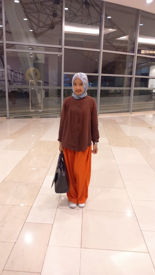 I love casual outfit #hotd #ootd #myhijab #mystyle #myhijabstyle #simpleme #casual #casualshoes #ClozetteaId 