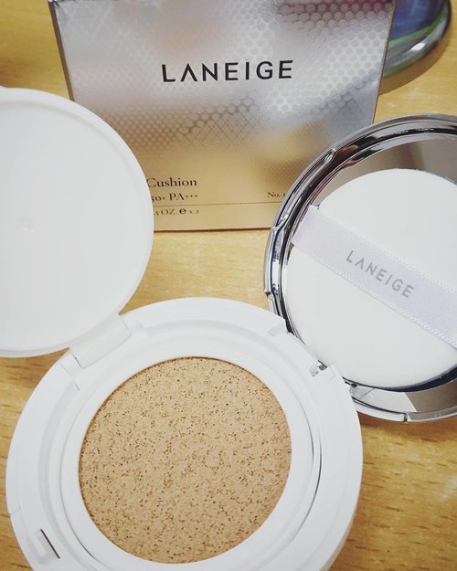 In the morning, after i done with my AM skincare routine (i mention it on my twitter), i will pat this #laneigeid @laneigeid bb cushion lightly on my face to seal my skincare ❤❤ if you love to have a glowing complexion then you'll never go wrong with it trust me 
#indonesianfashionblogger #indonesianbeautyblogger #beautybloger #laneige #bbcushion #laneigeindonesia #makeup #makeupaddict #koreanmakeup #skincare #skincareaddict #clozetteid #femaledaily