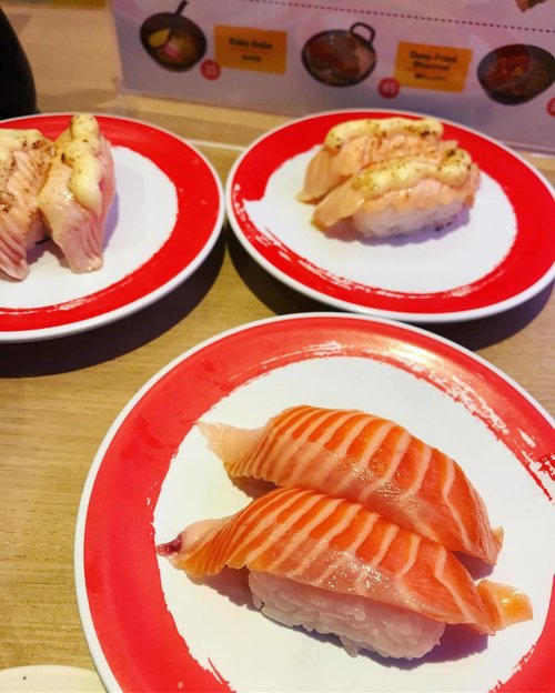 salmon sushi 🍣🍣🍣 #salmonsushi #sushi #dinner #japanesefood #genkisushi #sushi #clozetteid #food #foodism