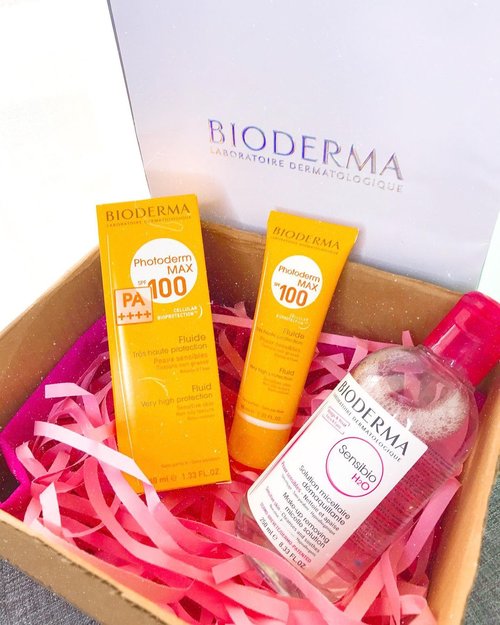 Maskne Fighter Kit by @bioderma_indonesia @clozetteid To prevent maskne happening, we must do a proper cleanse in the morning and at night, and also keep our personal hygiene at all time.I use this bioderma micellar water to cleanse my face, in the morning and at night.In the morning before i wash my face, and then again at night,i use bioderma micellar water as my last step, after i cleanse my make up with my regular make up cleanser, Click the link on my bio to read more about maskne #clozetteid #Bioderma #BiodermaIndonesia #MaskneFree #RespectYourSkin #SensibioH2O #Photoderm #BiodermaXClozetteIDReview