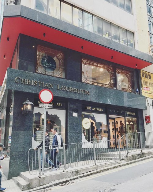 Louboutin store in Hk central... sadly i cant find what i want here, but instead we bought another gold nude shoes here #christianlouboutin #teamlouboutin #louboutin #louboutinlover #louboutinhk #clozetteid #clozetteambassador #hongkong
