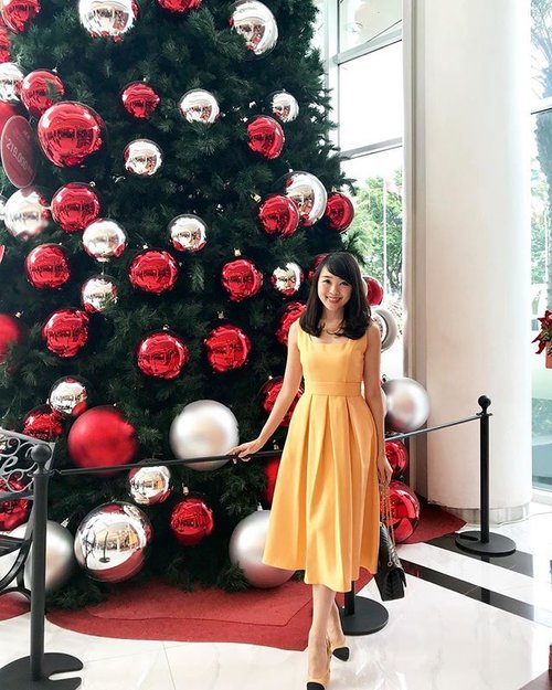 im so happy 🎄christmas is approaching! #ootd #ootdindo #ootdasean #lookbook #lookbookindonesia #outfit #fashion #fashionstyle #fashionable #dressy #clozetteid #clozetteambassador #doublewoot #doublewootootd #fashionblogger #beautyblogger #beautybloggerindonesia #fashionbloggerindonesia #femaledaily #fdbeauty