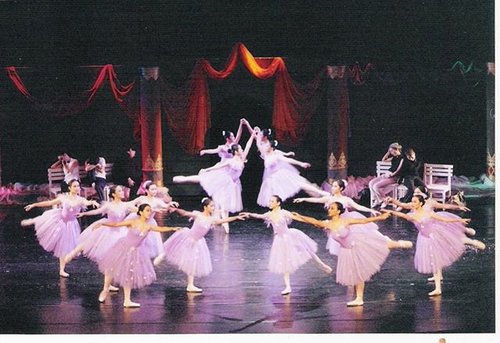 “La Boutique Fantasque” coreographer Ibu Farida Oetoyo from Sumber Cipta Ballet School. Never post anything from my Ballet Recital, so now i share it and let you guess.. how old am i on that picture, and spot me if you can.. #ballet #balletrecital #balletsumbercipta #clozetteid