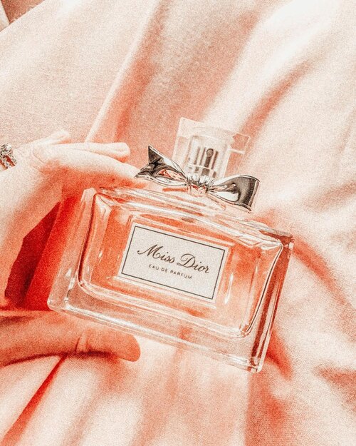 Miss Dior EDP.. i’ve been a fan of this since Miss Dior Cherie era.. mom bought it for me on 2012 and i love it till now. This perfume gives me an instant sophistication feel.. 

This was my wedding reception scent.. (i used my Elie Saab Le Parfum for the holy matrimony). 

It lasts for 6 hours on my skin, but lasts longer on my wedding dress, wanginya nempel sampai waktu mau di dry clean habis pakai (seminggu setelahnya).

#fdbeauty #femaledaily #perfumetalk #missdior #missdiorcherie #clozetteid #scent #scentoftheday #weddingscent #weddingfrance