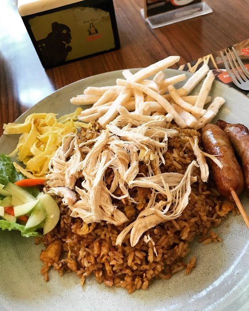 Nasi Goreng Kampung, indonesian’s all time favorite main course 
#culinary #kuliner #nasigorengkampung #food #foodie #foodism #foodiegram #foodiesofinstagram #clozetteid #instagram #instagood #instafood
