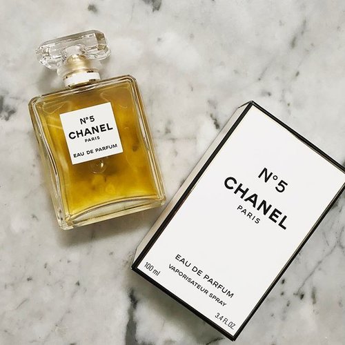 Chanel no. 5 a sexy strong fragrance that changed into a soft (turned to be so soft that leaves you no trail at all) powdery and musky perfume... and i end up talk to it "DONT MESSED UP with me" #chanelno5 #chanel #chanelperfume #chanelcoco #clozetteid #perfume #fragrance #clozetteambassador #fdbeauty #femaledaily