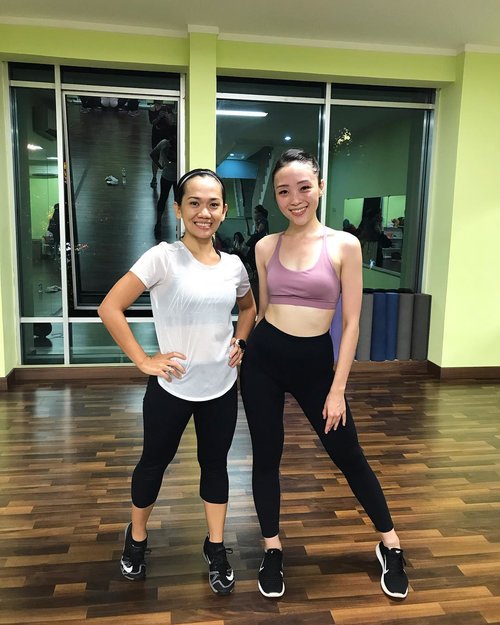 My zumba instructor @tinesutopo ❤️ her class is also challenge me in a good way... not just dancing, she added squats, and (lots of) jumps to increase our stamina.. PS : good sweats is the best cure for my dry skin! I can feel how sweating regulary has improve my skin texture 💪🏻🥰 #zumba #zumbaclass #zumbafitness #zumbadance #zumbaworldwide #zumbaindonesia #workout #workoutroutine #workoutmotivation #fitness #clozetteid #clozetteambassador