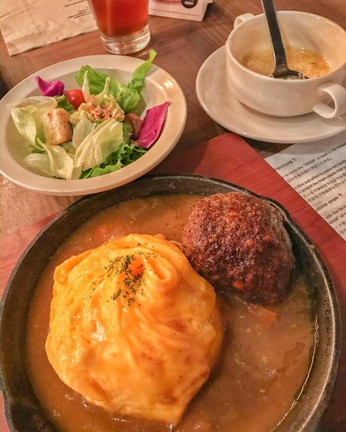Delicious Hamburg Steak Curry with salad and corn soup 🍛 🍘🥗 #hamburgsteak #curry #hamburgcurry #salad #cornsoup #delicious #foodie #foodism #foodphotography #foodstagram #clozetteid