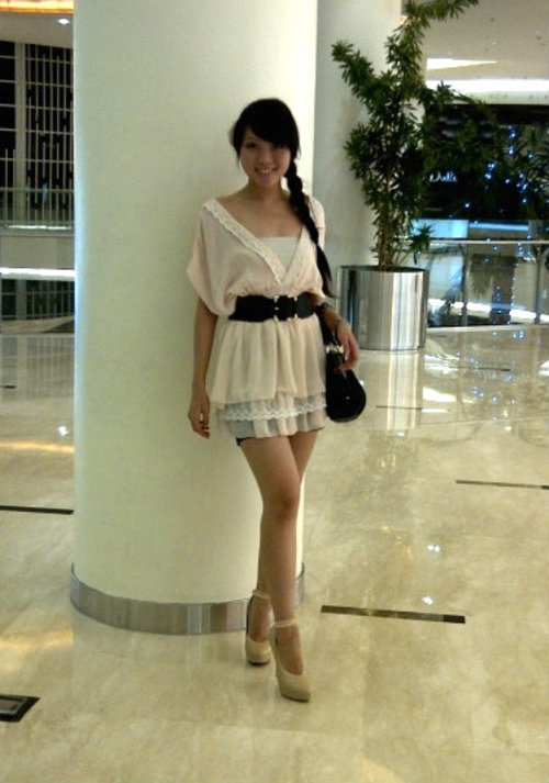 unbranded top with black hotpants can still creates a sweet look though ^^