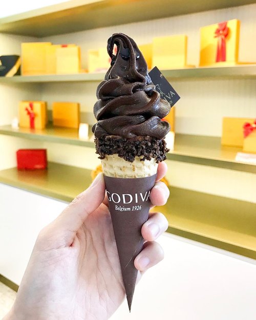 Their dark chocolate ice cream is sooo delicious 🍦🍫 #icecream #icecreamlover #icecreamtime #godivaicecream #godiva #sweet #sweets #sweetoftheday #delicious #happysunday #sunday #instadaily #instagram #clozetteid