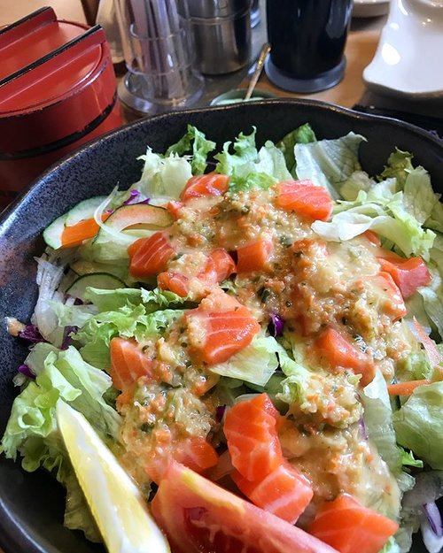 There are days that i choose healthy salad over tempura/nabeyaki udon.. 😅😅 #salad #salmonsalad #chickenteriyaki #sushi #salmonsushi #japanesefood #japanese #saladselfie #chickengrill #nomnom #foodie #foodgasm #foodphotography #instafood #instafoodie #clozetteid #clozetteambassador #friday #friyay #tgif