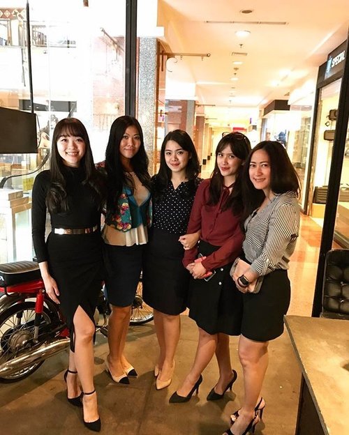 healthy enough to spend my day with friends ❤❤❤ after i sick last week (from wednesday till sunday!) 😭 #office #officemate #officecolleague #officechic #officeoutfit #happy #happytuesday #tuesday #clozetteid #instagram #instadaily