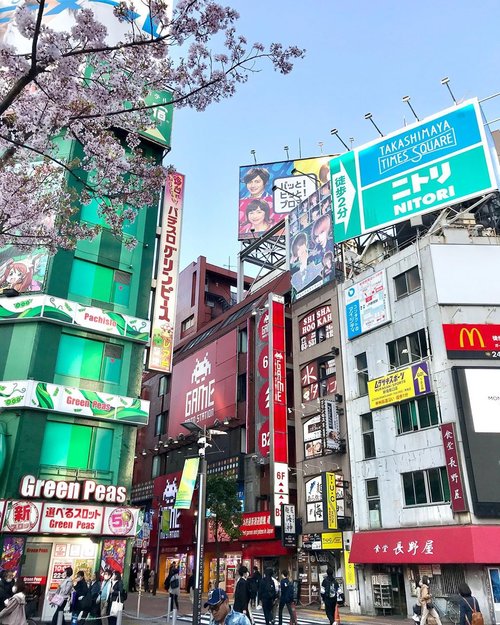 日本では、すべてがカラフルに見え、すべてが素晴らしく見え、車やトラックも日本ではかわいく見えます😅 in japan, everything looks colorful, everything looks wonderful, even the car and truck looks cute in japan 😅 #clozetteid #渋谷区 #東京