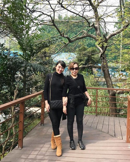 me and mom in zoo #meandmom #mommy #ootd #ootdindo #ootdasean #guangzhouzoo #zoo #clozetteid #blackonblack #winter #happy