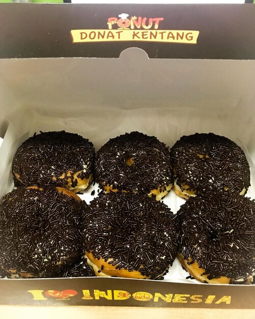 Disini ada yang suka banget juga sama @ponuts_id kah? 🍩🍩🍩 #ponut #doughnuts #doughnut #doughnuts🍩 #chocolatedough #chocolatedoughnut #foodie #sweets #dessert #desserts #instafood #foodie #foodgasm #foodblogger #foodstagram #clozetteid