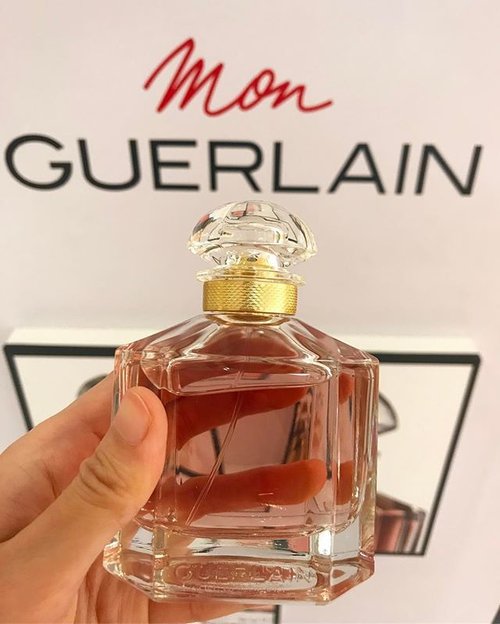 this is my review about Mon Guerlain.. the scents on my skin lasts about 5 hours, with a medium sillage and smells like a hot sweet- a bit powdery on my skin... you will smell the jasmine at the beginning, but after, you'll discover sweet powdery scents on your skin #clozetteid #clozetteambassador #ClozetteidxGuerlain #clozetteambassador #monguerlain #parfume