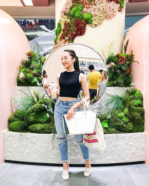 Dressing up in jeans, and simple blouse, and my favourite sneakers.. and i’m ready to go ❤️ Happy Friday!! #ootd #ootdindo #ootdfashion #ootds #ootd4nylonjp #ootdguide #lookbook #lookbooks #lookbookindonesia #lookbookmelove #lookbookgoofy #instastyle #instagram #casual #casualstyle #casualoutfit #sociolla #beautyblogger #beautybloggerindonesia #beautybloggerid #beautybloggerindo #styles #styleoftheday #friday #friyay #tgif #clozetteid #clozetteambassador