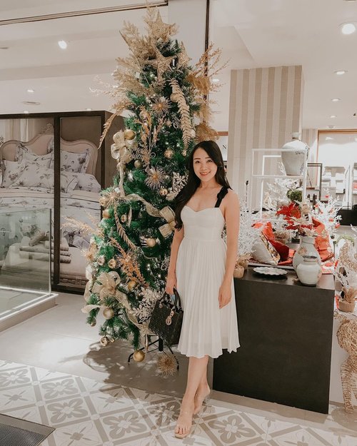 Tonight is christmas eve, and tomorrow is christmas day! Im so exicted to celebrate :)

#iwearlovebonito #sayaLB #lovebonito #clozetteid #christmas #christmastree