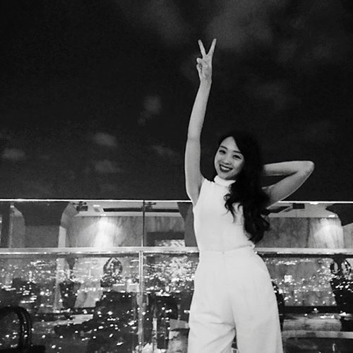 Raise your hands, be happy, and enjoy your life.. dont let anyone say anything that makes you down.. #nightlife #nightview #panorama #ignesia #monochrome #blackandwhite #instadaily #instagram #instalove #happiness #happy #rooftop #havingfun #clozetteid #whiteonwhite