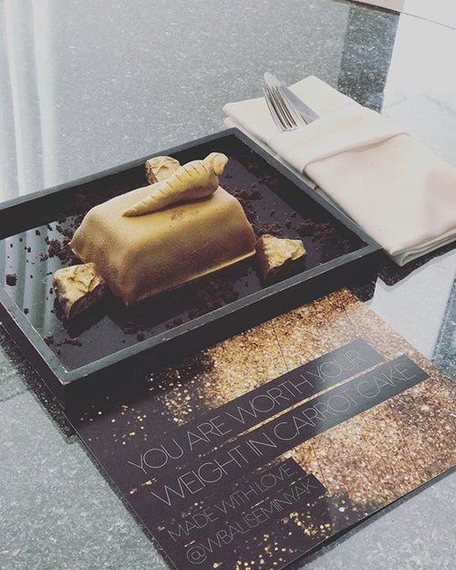 welcome cake from W hotel 🐼🐼❤️ #whotel #cake #carrotcake #goldencake #cullinary #bali #seminyak #travel #travelling #clozetteid