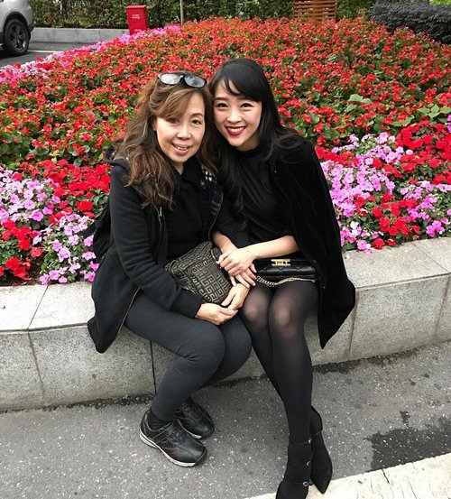 me and mom.. do i look like her? #meandmom #mom #travelling #travel #clozetteid #clozetteambassador #cantontower #guangzhou