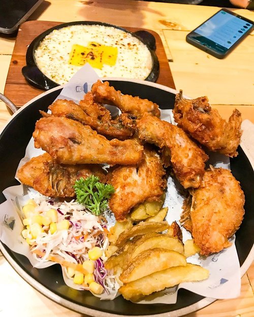 Fried chicken anyone? Korean Noodle😋? I’ve post so many japanese foods, now, lets talk about K-food 🍗🍖🍝🍝 #korean #koreanfood #chicken #friedchicken #noodles #koreannoodles #delicious #food #foodporn #foodphotography #foodstagram #foodblogger #clozetteid