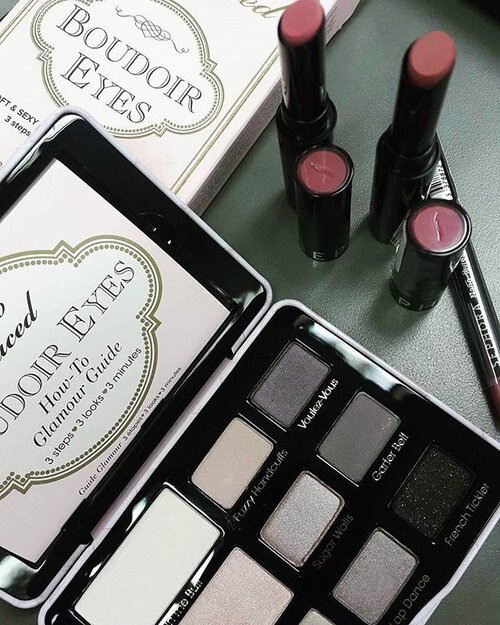 Ready to create my make up FOTD this christmas

#toofaced #eyeshadow #eyes #makeup #makeupauthentic #makeupaddict #makeupmafia #makeuplover #makeup #makeupdolls #femaledaily #fdbeauty #boudoireyes #eyeshadowpallette #beautytipsandtricks #beautyblogger #indonesianbeautyblogger #ibb #femaledaily #fdbeauty #clozetteid #clozetteambassador