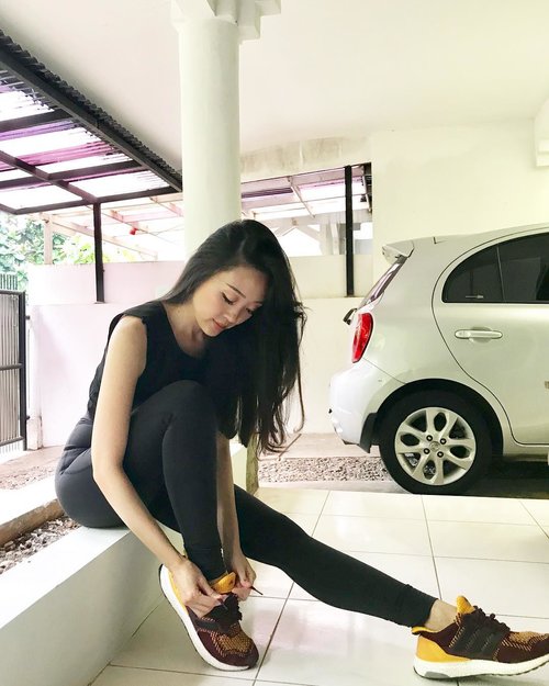 Have u ever tried to walk on someone else's shoes? Well, i did.. this is me wearing my bro in law’s shoes... love the color! Should i give his shoes back? 😉👟 (bandel, padahal kegedean banget) #sport #sporty #sportyoutfit #ootd #ootdindo #sportystyle #sportygirl #outfitoftheday #outfitinspiration #workout #workoutroutine #workouts #workoutmotivation #fitness #fitnessmotivation #fitnessjourney #healthyliving #healthylifestyle #health #clozetteid