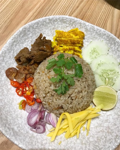 so much color in one plate 🐼#nasigorengbalacan #thaifriedrice #yummy #thaifood #thailandfood #nomnom #yummy #foodie #clozetteid
