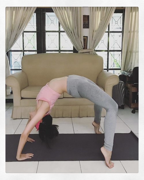 haven't done this position for almost too long... hahaha.. i have done my weekend morning workout.. (again.. (finally)) #sport #sportsgirl #sporty #clozette #clozetteambassador #healthy #healthife #femaledaily #dancer #workout #instagood #instamood #weekend #clozetteid