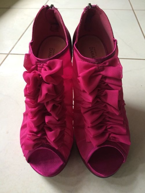 This is my shoes, its cute, its so unique, its PINK.. don't you like it?