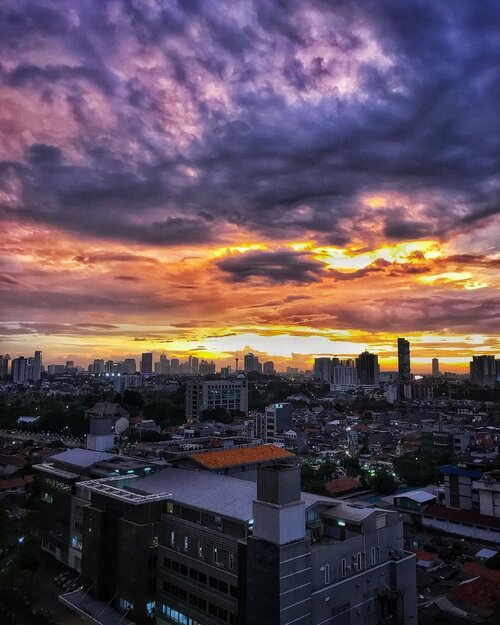 Gothic Sky ☁️☀️🔥💥 #sky #skyline #skyphotography #sky_brilliance #clouds #cloudscape #instagram #instagood #instadaily #instamood #clozetteid #friyay #tgif