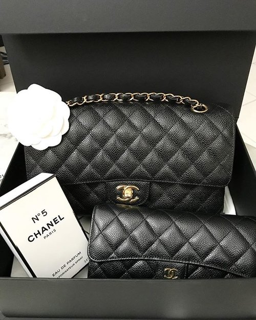 Black Chanel M/L Caviar Classic Flap With Gold Hardware....
Yes guys, this bag suddenly become my HG bag... I love this bag not just because its so versatile.. you can see me wearing it trough the most casual till the most dressed up outfit.. i can bring it to office, shopping, casual 'daytime' event, wedding party, you name it! and plus, caviar makes it very durable and keep the shape of your bag nicely...
This bag will 'step up' your looks... No wonder we can see Victoria's Secret Angel @romeestrijd wearing her M/L classic flap everywhere! even to the gym can you believe?
This bag suddenly stole my heart ❤️❤️❤️ The gold hardware makes it even more elegant.... #purse #purses #purseaddict #pursecollection #pursebop #purseboppicks #purseboppicksfamily #bagsoftpf #boppicks #purseforum #chanel #chanelbags #chanelclassicflap #chanelcollection #chanelclassic #classicflap #clozetteid #clozetteambassador