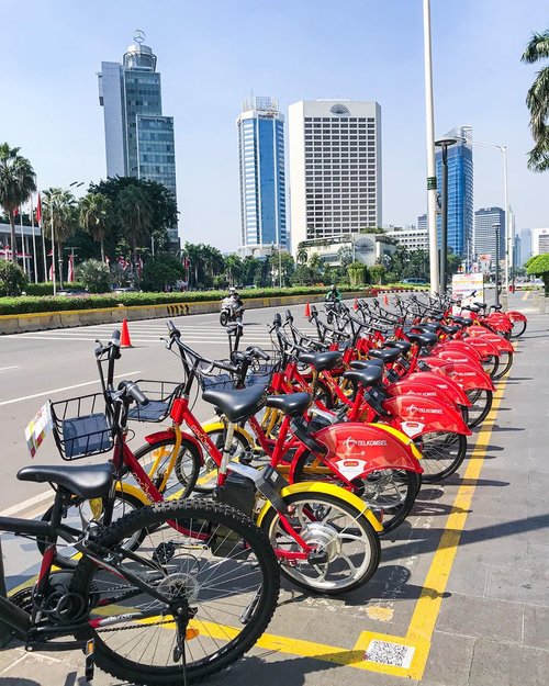 The most interesting part of doing morning walk is the photo hunting... the red bikes lined up, waiting to be ride, the blue sky, and the tall building,surrounding the heart of Jakarta city ❤️ #happysunday #sunday #sundayfunday #sundayvibes #jakarta #jakartahits #clozetteid #instagram #instadaily #instagood #instatravel