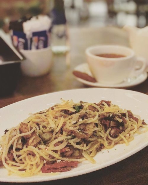 aglio olio spaghetti to celebrate TGIF and the long weekend ❤️❤️ #aglioolio #spaghetti #baconandbeef #food #foodism #foodporn #foodie #foodporn #clozette #clozetteid #femaledaily