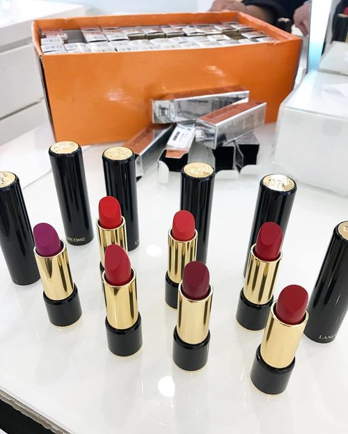 in search of the perfect holiday shade, i went to Lancome counter today just to find their newest lipstick Rouge Velours and i bought 2 of them home.. guess which shades ? clue :both are the badass shades #lancome #lipstick #makeup #makeupaddict #lipstickaddict #lancomeindonesia #clozette #clozetteid