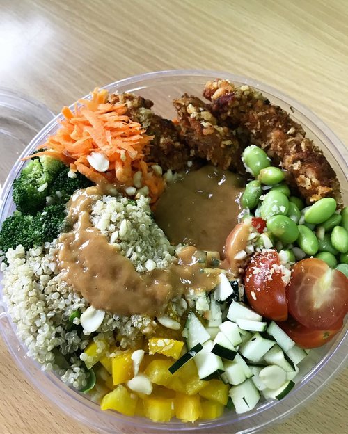 Nutty Asian salad from @bigbowlco for lunch today 🥗🥗🥗 #salad #lunch #bigbowlco #food #foodie #foodies #nomnom #delicious #instafood #instasalad #instagood #instamood #clozetteid