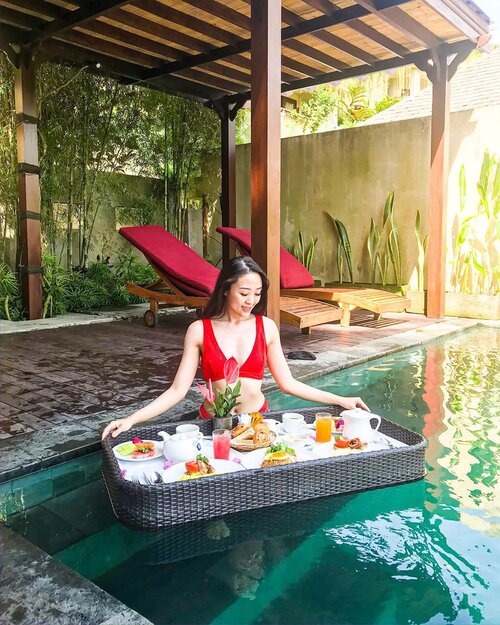 Friday Vibe 🦧🌊☁️☀️ #beach #beachlife #beachvibes #floatingbreakfast #bali #baliindonesia #baliindonesia #balitrip #honeymoon #holiday #instagram #instadaily #instagood #instaart #clozetteid