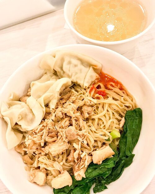 Siapa disini yang juga suka banget sama mie Gajah Mada? Saya saking sukanya bisa makan sekali 2 mangkok... 😅😂 dan selalu pesannya ini, mie pangsit rebus #miegajahmada #miegm #noodle #noodlelover #food #foodie #foodoftheday #clozetteid #instafood #delicious