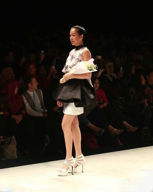 #IFW2016 Salah satu model yang mengenakan busana dari designer @susan_zhuang di fashion show yang dipersembahkan oleh @warnatasku

#IndonesiaFahionWeek #IndonesiaFashionWeek2016 #FashionShow #FashionWeek #ClozetteID