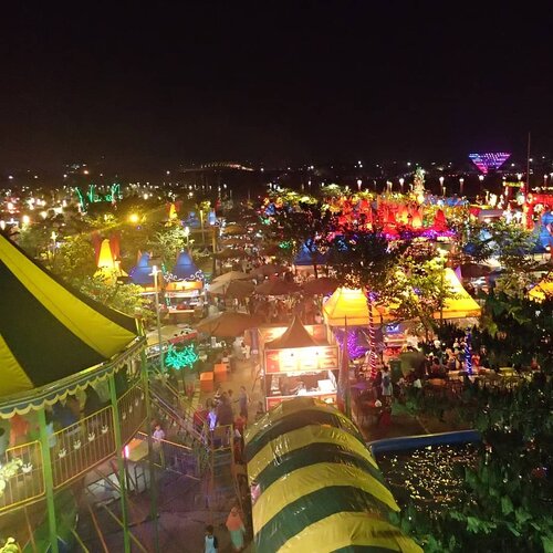 FERRIS WHEELHidup itu seperti naik ferris wheel. Kadang-kadang di atas, kadang-kadang di bawah. Kadang-kadang berputar cepat. Tetapi, sesekali berputar lambat dan berhenti di satu titik..Saat berada di atas memberi kita pandangan lebih luas. Tetapi, gak selalu enak. Kalau naik giant ferris wheel, bikin deg-degan juga melihat ke bawah. Mau di atas atau di bawah, kenikmatannya tergantung sudut pandang masing-masing..*Efek hujan deras nih kayaknya. Jadi mikirin hidup. 😄.#ferriswheel #clozetteid #jalanjalankenai #bloggerindonesia #travelgram #bianglala #kincirraksasa #carnival #beforepandemic #nightphotography #light #overthinking