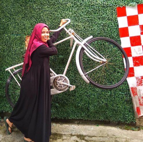 🎤 I want to ride my bicycle
I want to ride my 🎶
.
🚴 Ada yang udah nonton Bohemian Rhapsody? Saya belum 😁
.
🚴 Katanya filmnya keren banget, ya?
.
🚴 Siapa fans Queen di sini? .
#clozetteid #bloggerperempuan #queen #me #beautiful #hijabersindonesia #woman #hijaber #photooftheday #happy